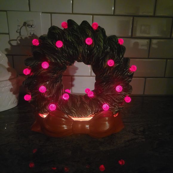 Vtg Ceramic Lighted Christmas Wreath Holly Berry Light Lamp w/ Red Bow base 12" - Picture 4 of 5
